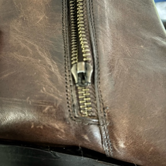 Frye Veronica Bootie dark brown NWT but zipper “ pull” is in need of repair - Picture 4 of 9